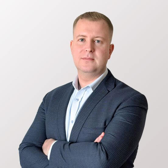 Kamil Jacewicz w garniturze